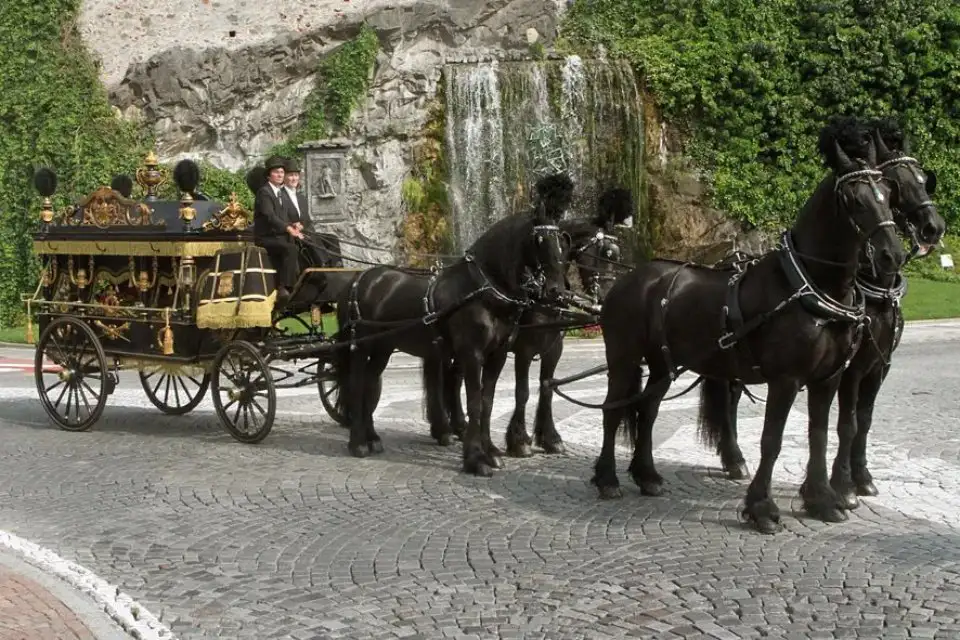 funerale con carrozza