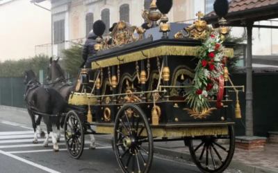 Il significato simbolico del corteo funebre con cavalli