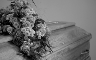 Differenza tra necrologio, epitaffio ed elogio funebre: come ricordare una persona con le parole giuste